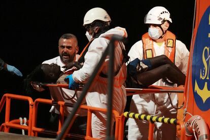 Un migrante es atendido por los servicios de emergencia a su llegada al muelle de La Restinga, este sábado. 