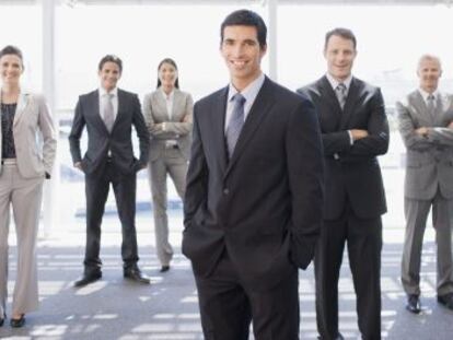 La obligación de vestir traje y corbata sigue imperando en buena parte de las empresas.