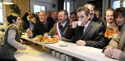 Nicolas Sarkozy desayuna en una cafetería durante su visita al sur de Francia.