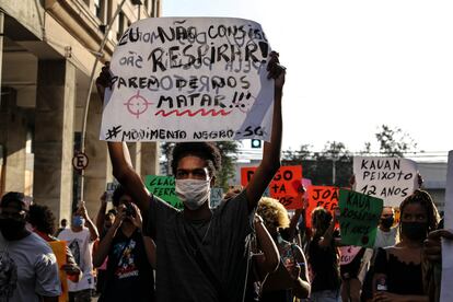 Un manifestante sostiene un letrero que dice en portugués "No puedo respirar. Dejen de matarnos" durante una protesta en Niteroi.