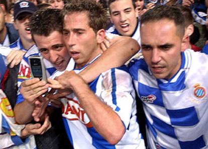 Tamudo, abrazado por aficionados del Espanyol tras el partido en el que el equipo se aseguró la permanencia.