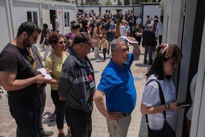 Cola de votantes para depositar las papeletas en unos barracones improvisados en Antakya, al sur de Turquía, destruida por el terremoto de este año.