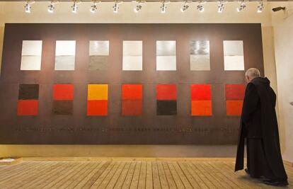 Un monje de Monserrat observa por primera vez 'Holly', la obra de Sean Scully que ya ocupa su lugar definitivo en Santa Cecilia.