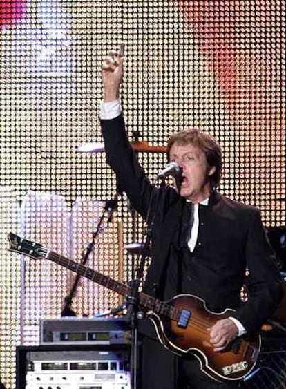 Paul McCartney, durante su actuación ayer en Liverpool.