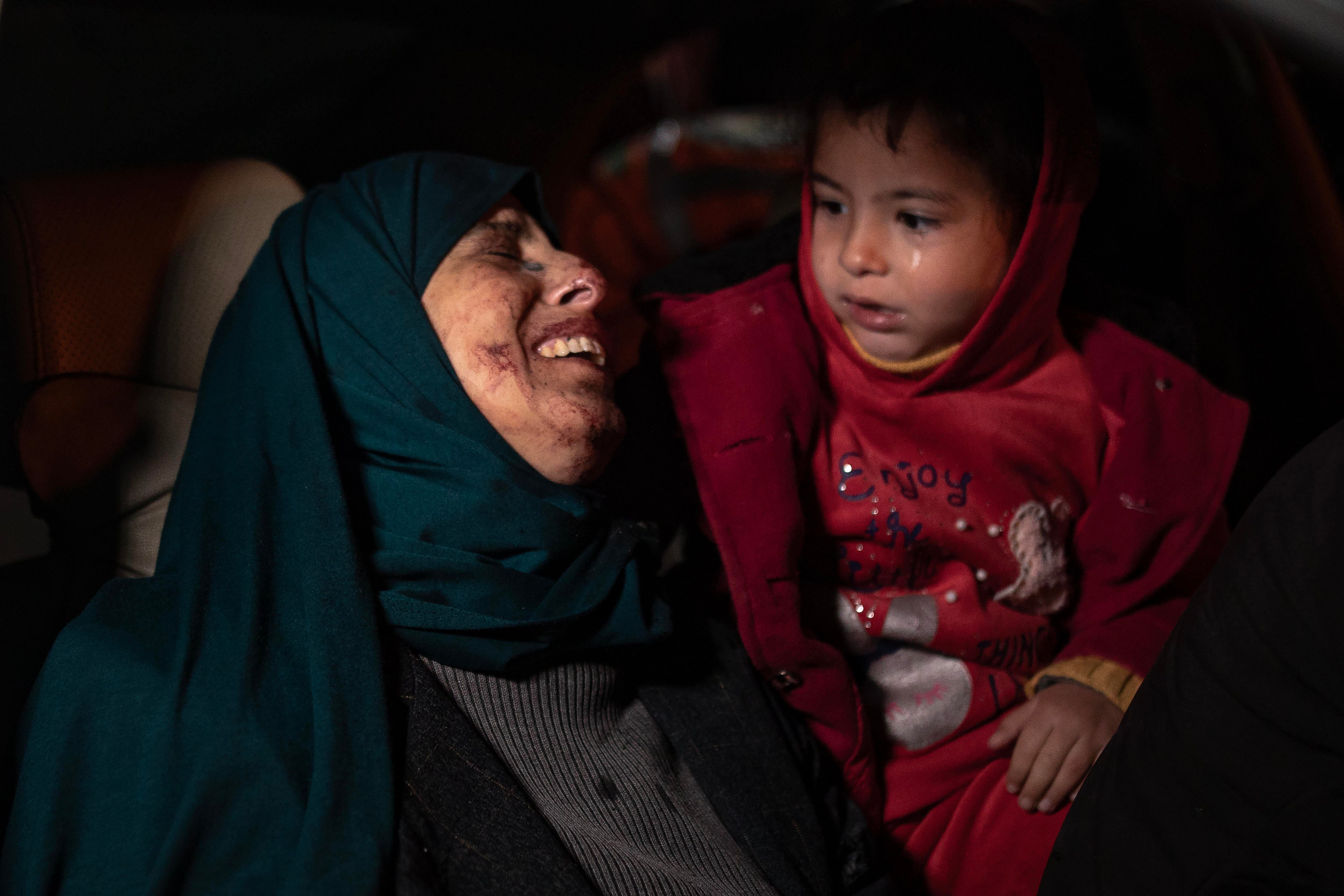 Una mujer herida y su bebé son trasladados al hospital en Rafah, este lunes, tras los bombardeos israelíes en el sur de la franja de Gaza.  