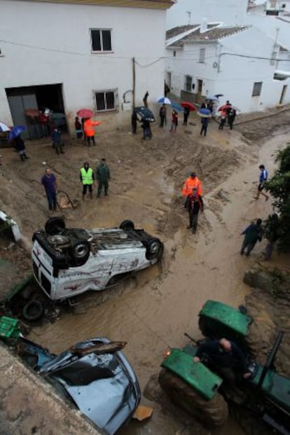 Aspecto de una calle de Villanueva del Rosario, municipio afectado por las intensas lluvias.