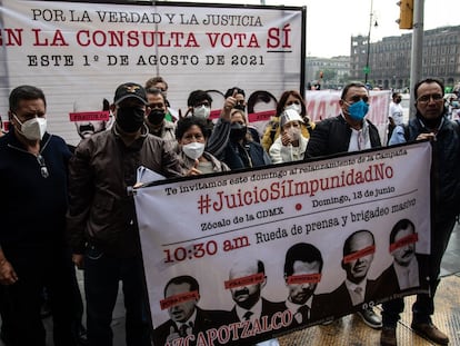 Partidarios de la consulta para juzgar a los expresidentes de México se reúnen frente al Zócalo de la capital el pasado 13 de junio.