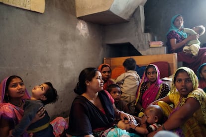 Un grupo de mujeres acude junto a sus beb&eacute;s a una reuni&oacute;n para madres organizada por la ONG Child Survival India (CSI) en la Fase II de Holambi Kalan, un barrio chabolista en el noroeste de Delhi. 