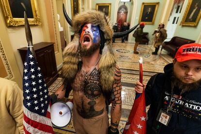 Jacob Anthony Chansley, durante su protesta en el interior del Capitolio el 06 de enero del 2021.