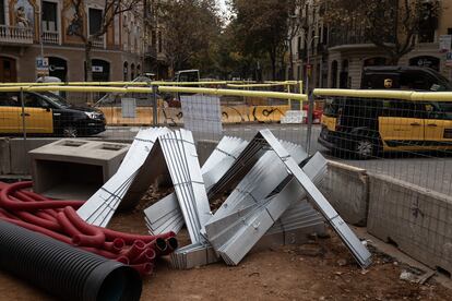 En la nueva calle Consell de Cent de Barcelona los alcorques de los árboles serán más grandes, y habrá de uno, dos o tres ejemplares. En la imagen, las piezas metálicas que los delimitarán.