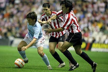 Silva, con el balón, acosado por César e Iraola.