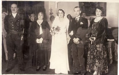 Imagen de la boda de sus padres, en San Sebastián, con el abuelo, Víctor, a la izquierda.