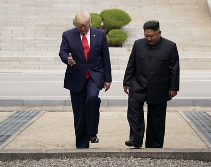 Ambos saltaron juntos -no de la mano, como habían hecho Kim y Moon hace 15 meses- a suelo surcoreano, y recorrieron unos metros.
