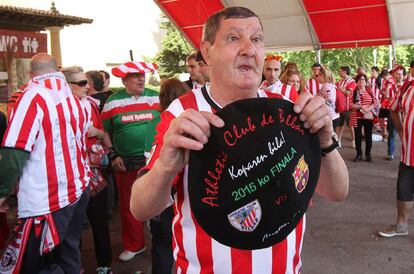 Un aficionado del Athletic muestra una 'txapela' conmemorativa de la final de Copa del Rey.