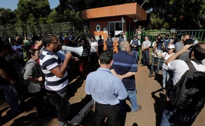 Apoiadores do presidente Nicolás Maduro do lado de fora da Embaixada em Brasília.