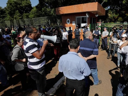 Apoiadores do presidente Nicolás Maduro do lado de fora da Embaixada em Brasília.