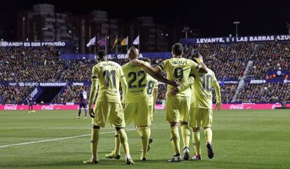 Los jugadores del FC Barcelona felicitan a Luis Suárez, tras marcar el primer gol ante el Levante.