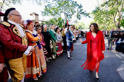 Isabel Díaz Ayuso, en la ofrenda floral a los Héroes del Dos de Mayo, este jueves en el cementerio de la Florida.