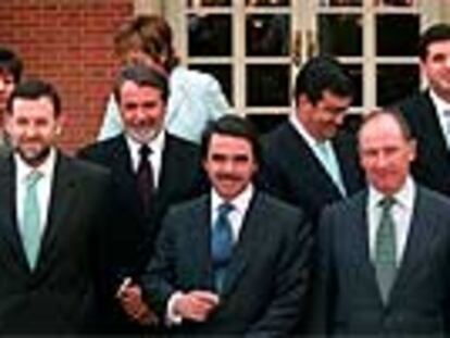 José María Aznar, entre Mariano Rajoy, Jaime Mayor Oreja, Francisco Álvarez Cascos y Rodrigo Rato. En la fila superior, las ex ministras Anna Birulés y Celia Villalobos, y Jaume Matas.