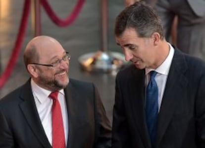 King Felipe VI is greeted by European Parliament President Martin Schulz upon his arrival at the chamber.