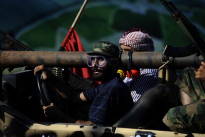 Combatientes rebeldes, en el frente de Abu Salim, donde se supone podría esconderse Gadafi.