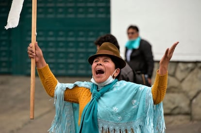 Una mujer indígena sostiene una bandera blanca durante las protestas.