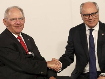 El ministro de Finanzas de Malta, Edward Scicluna, junto a su hom&oacute;logo alem&aacute;n, Wolfgang Sch&auml;uble.