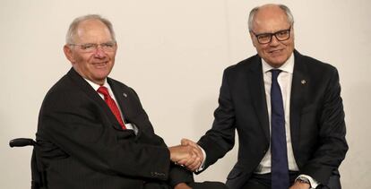 El ministro de Finanzas de Malta, Edward Scicluna, junto a su homólogo alemán, Wolfgang Schäuble.