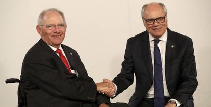 El ministro de Finanzas de Malta, Edward Scicluna, junto a su hom&oacute;logo alem&aacute;n, Wolfgang Sch&auml;uble.