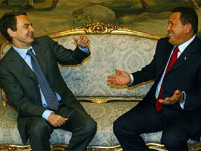 Rodríguez Zapatero y Chávez durante su entrevista en Madrid en noviembre de 2004.