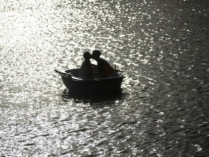 Una pareja se besa en una barca en el parque de El Retiro de Madrid en septiembre de 2019