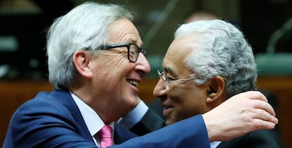 El presidente de la Comisión Europea, Jean-Claude Juncker, se abraza con el primer ministro portugués, Antonio Costa, en una reunión del Consejo Europeo.