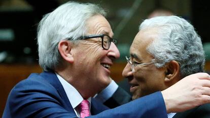 El presidente de la Comisión Europea, Jean-Claude Juncker, se abraza con el primer ministro portugués, Antonio Costa, en una reunión del Consejo Europeo.