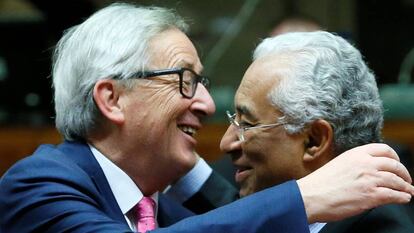 El presidente de la Comisión Europea, Jean-Claude Juncker, se abraza con el primer ministro portugués, Antonio Costa, en una reunión del Consejo Europeo.