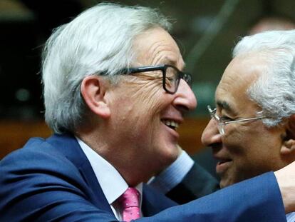 El presidente de la Comisión Europea, Jean-Claude Juncker, se abraza con el primer ministro portugués, Antonio Costa, en una reunión del Consejo Europeo.