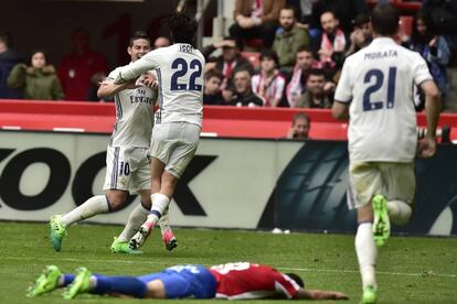 Isco (centro y de espaldas) celebra el gol del desempate con James.