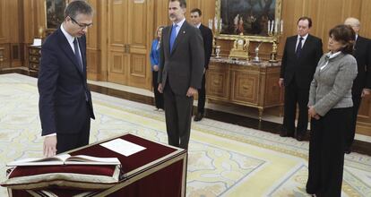 El nuevo gobernador del Banco de España, Pablo Hernández de Cos (i), el presidente del gobierno Pedro Sánchez (2d), el Rey Felipe VI (c), y la ministra de Justicia Dolores Delgado (d), durante la promesa de su cargo hoy ante Felipe VI, en sustitución de Luis María Linde, en un acto celebrado en el Palacio de la Zarzuela