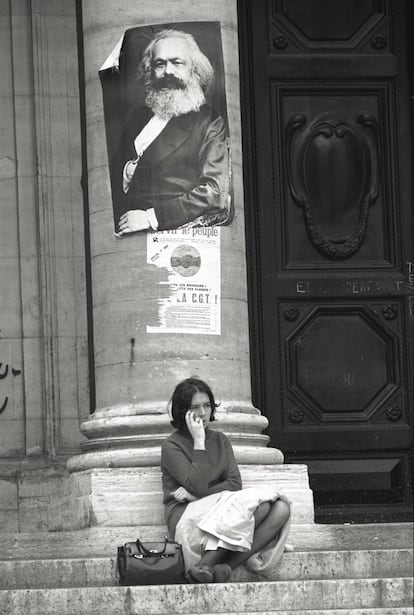 Una estudiante a la entrada de la Sorbona.