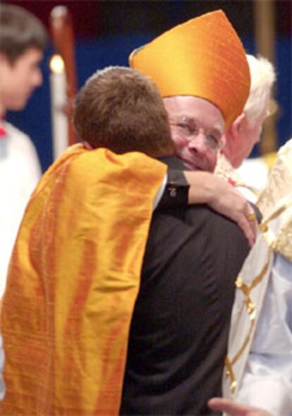 Tras la ceremonia, celebrada en Durham (EE UU), Gene Robinson recibe la felicitación de su pareja, Mark Andrew.