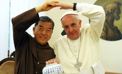 El Papa Francisco con el padre Oh Woong-jin en el Vaticano el 2 de agosto de 2013. 