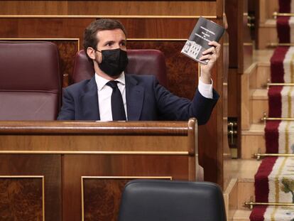 El líder del PP, Pablo Casado, muestra la Constitución Española en el pleno del Congreso del pasado 30 de septiembre.