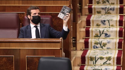 El líder del PP, Pablo Casado, muestra la Constitución Española en el pleno del Congreso del pasado 30 de septiembre.