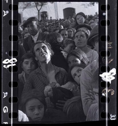 Madre amamantando a su beb mientras escucha un discurso poltico cerca de Badajoz, Extremadura, finales de abril, principios de mayo de 1936 / ? Estate of David Seymour / Magnum. International Center of Photography.