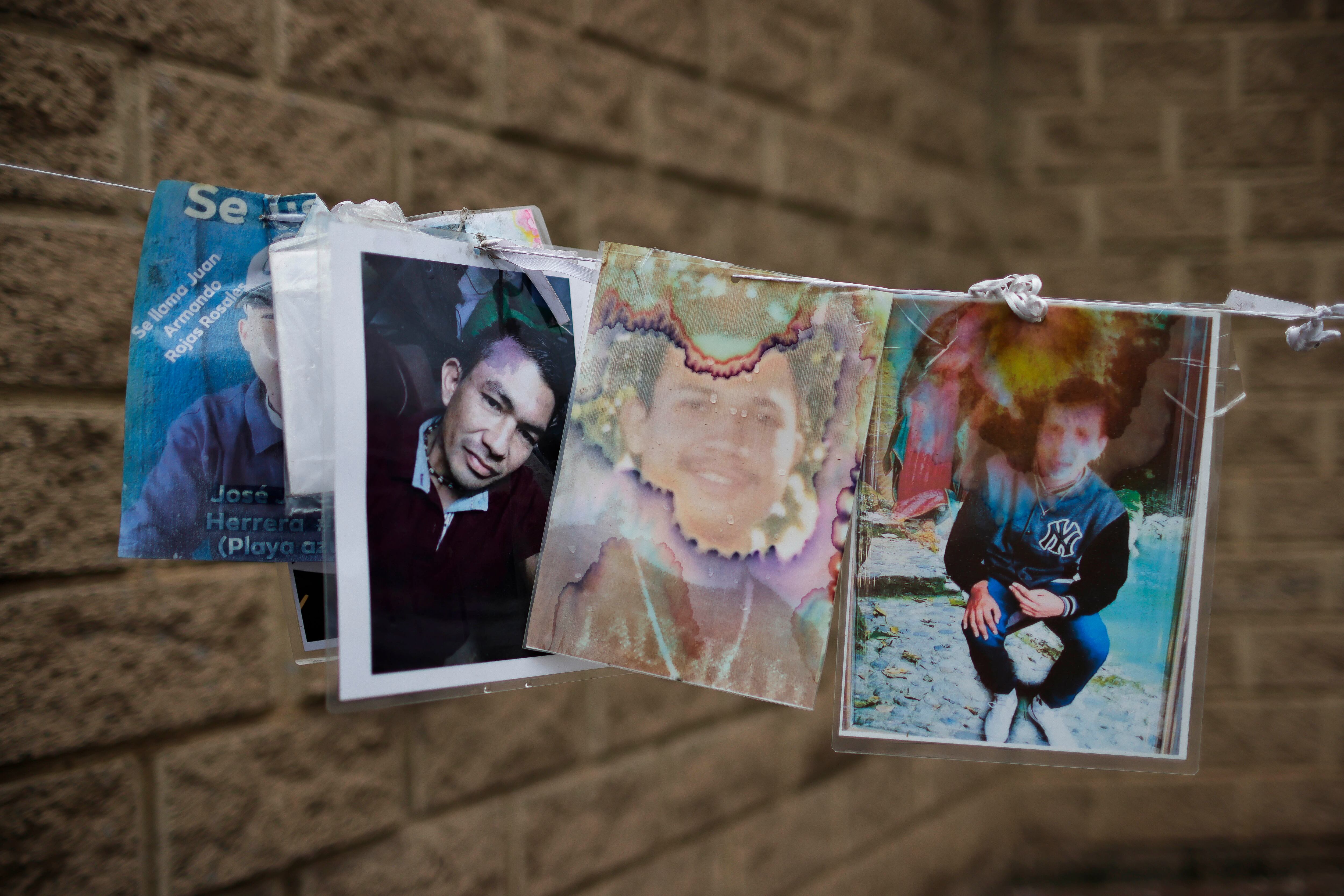 Carteles de personas desaparecidas en la Fiscalía de Irapuato, Guanajuato.