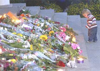 Flores apiladas en memoria de Anna Lindh en el ayuntamiento de Nykoping, su ciudad natal.