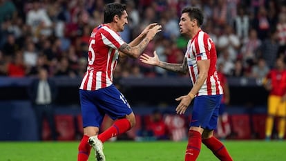 Savic y Giménez celebran un gol del Atlético de Madrid.