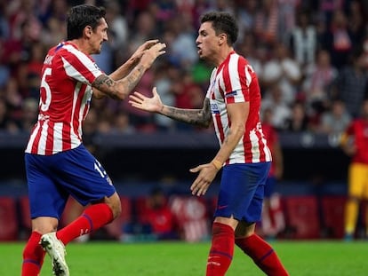 Savic y Giménez celebran un gol del Atlético de Madrid.