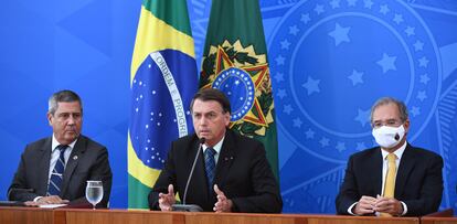 Presidente Jair Bolsonaro durante coletiva de imprensa ao lado dos ministros da Casa Civil, Braga Netto, e da Economia, Paulo Guedes.