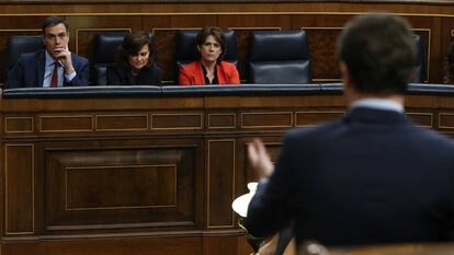 Pedro Sánchez, Carmen Calvo y Dolores Delgado escuchan la intervención de Pablo Casado en el Congreso.