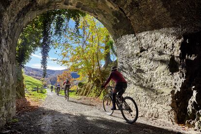 Existen multitud de sendas perfectamente preparadas y señalizadas para pedalear sobre la bici que discurren por tramos del Camino de Santiago o por La Vía Verde del Plazaola, que comparte un camino con la Eurovelo 1.